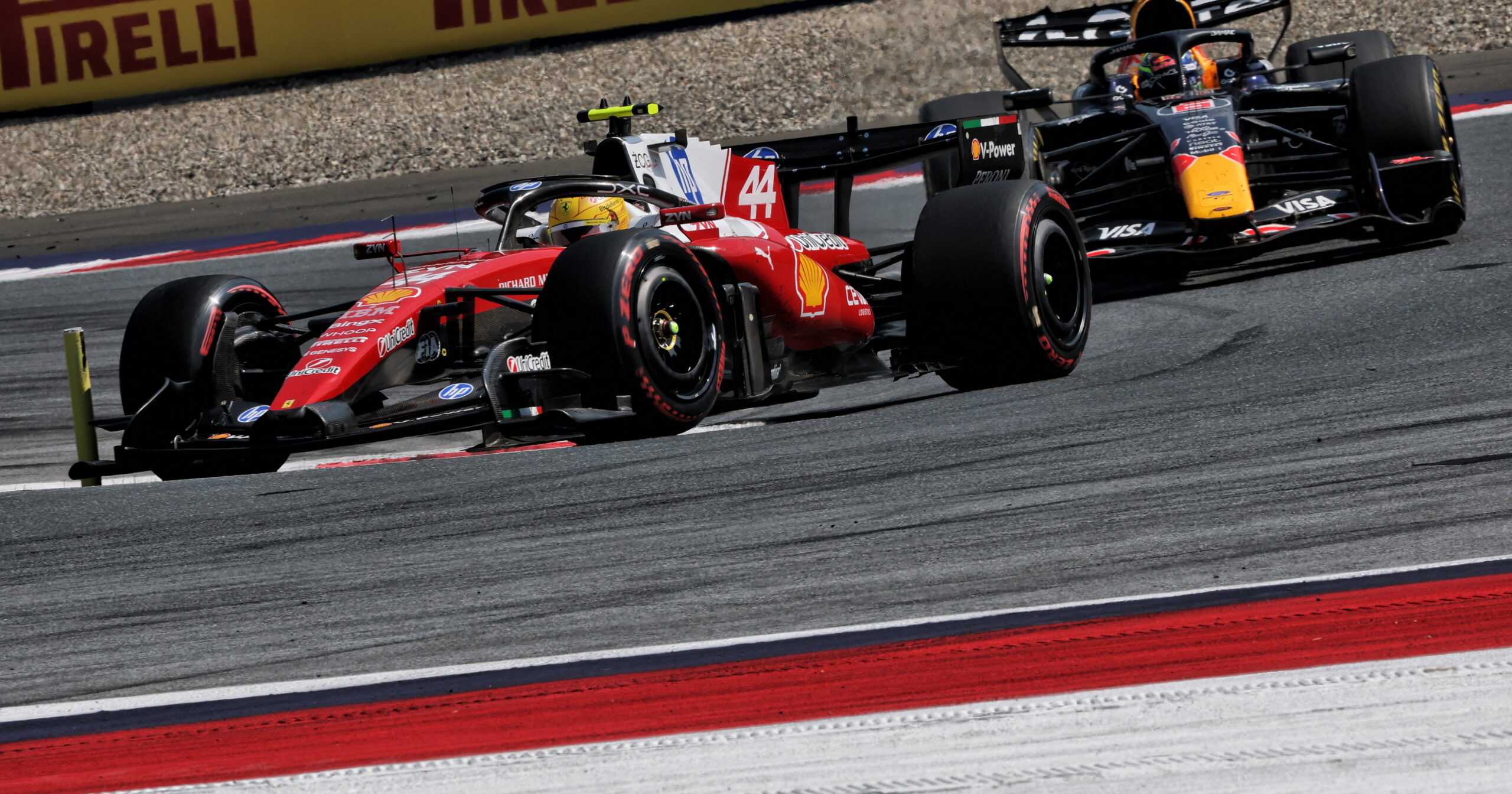 Hamilton rebate Verstappen enquanto Wolff defende Antonelli