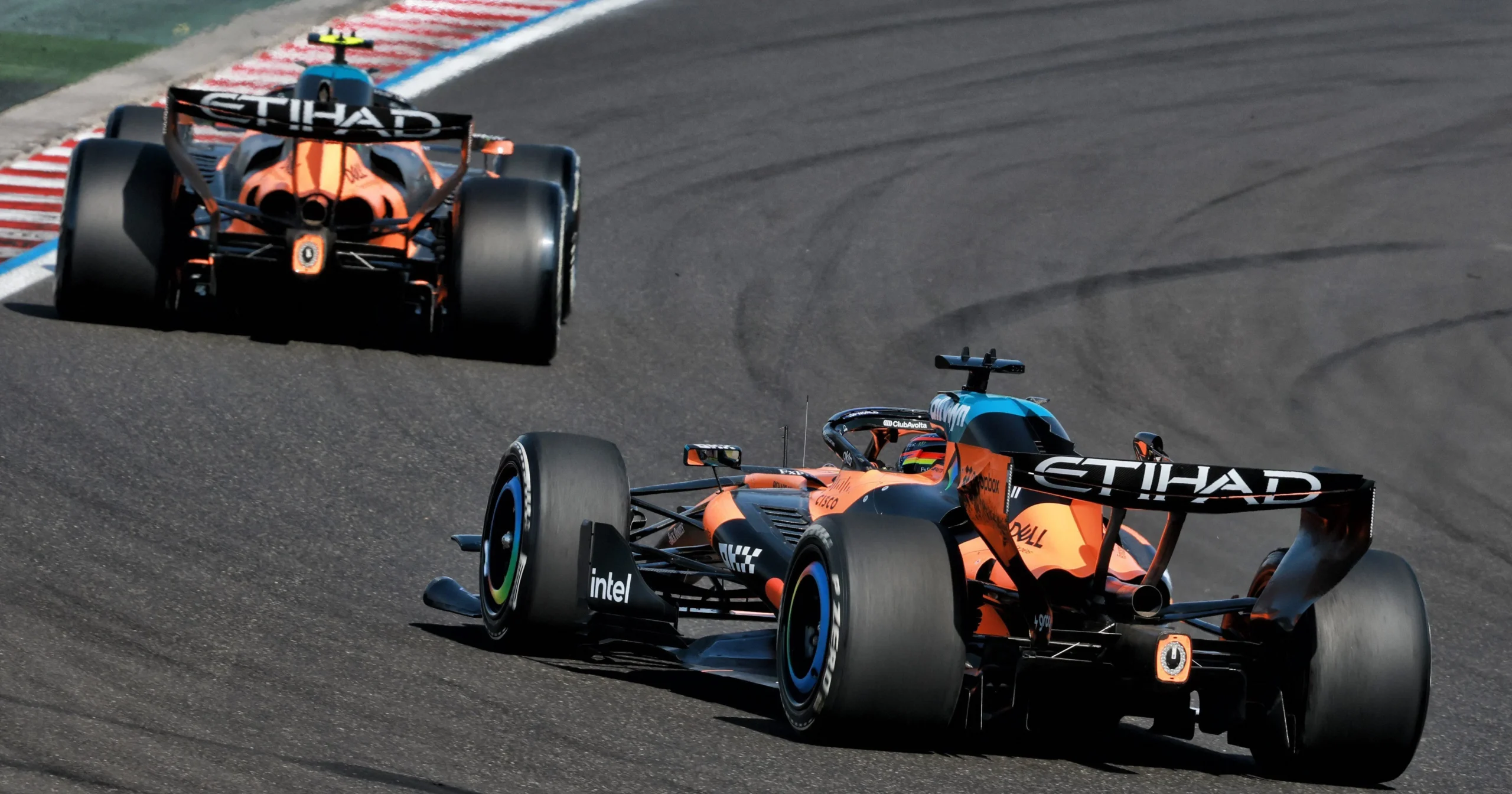 A virada da Mclaren: Como a equipe de Woking redefiniu seu MCL60 com lições dos rivais
