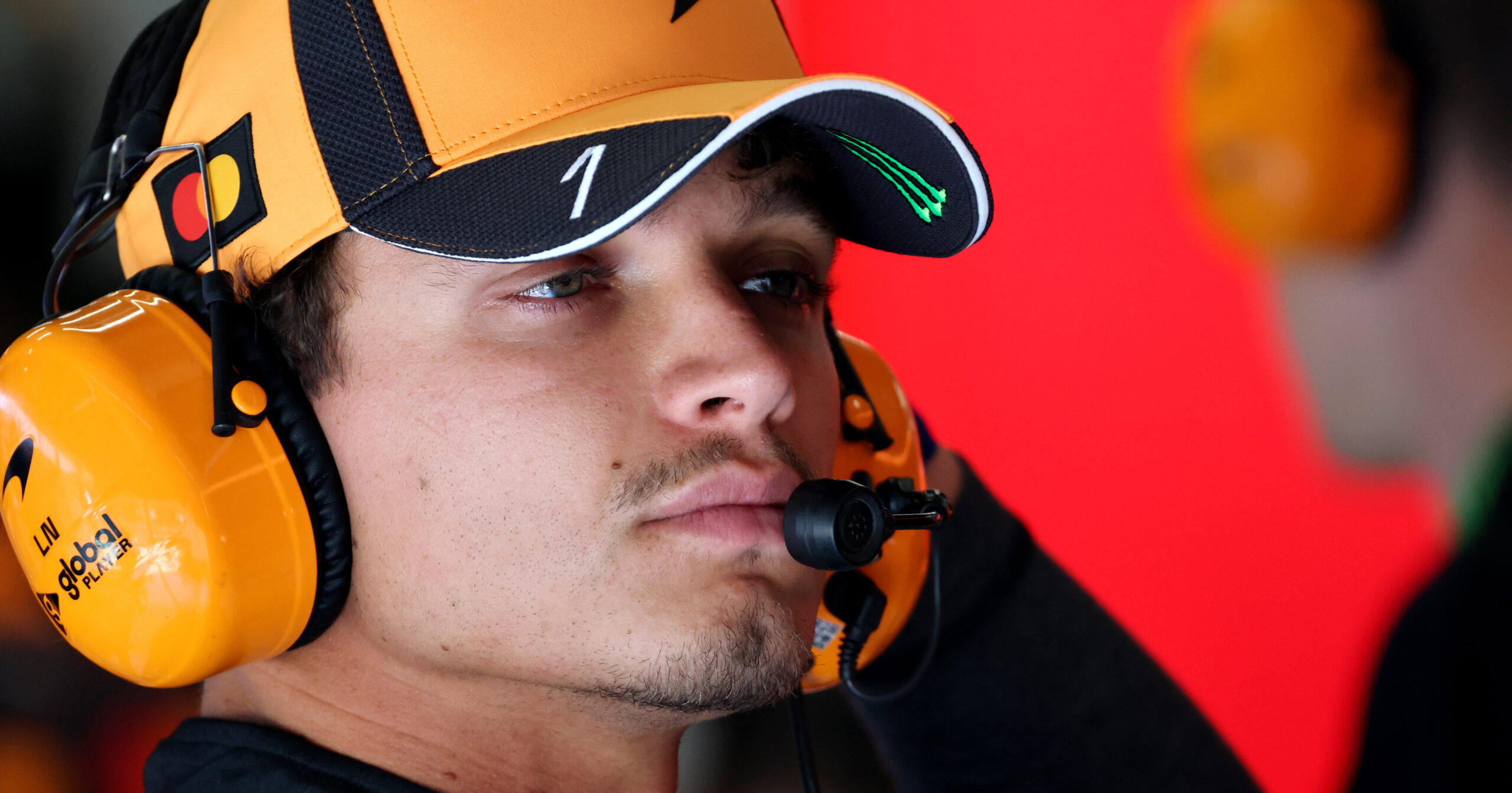 Lando Norris responde a crítica de Fernando Alonso sobre desenvolvimento de equipes