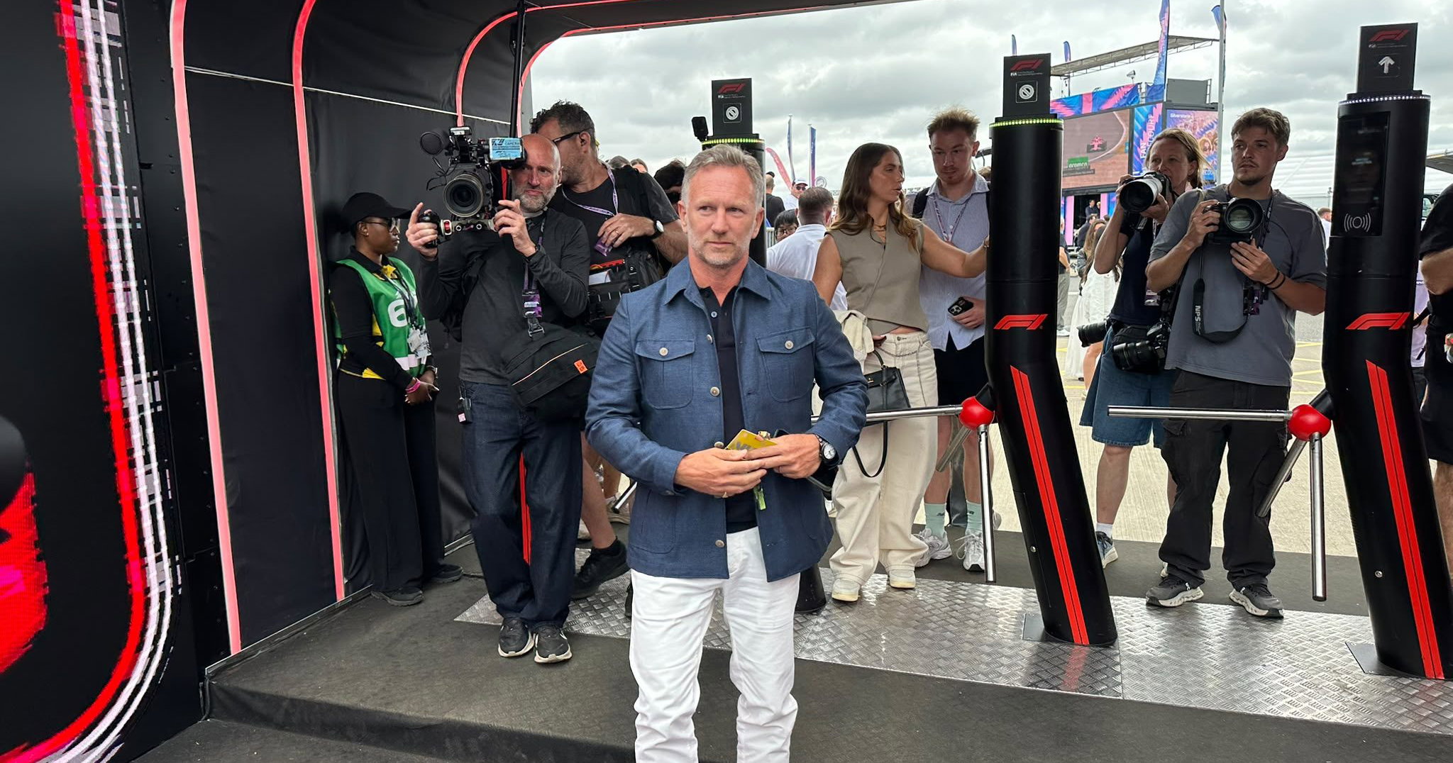 Christian Horner retorna ao paddock da F1 após um ano