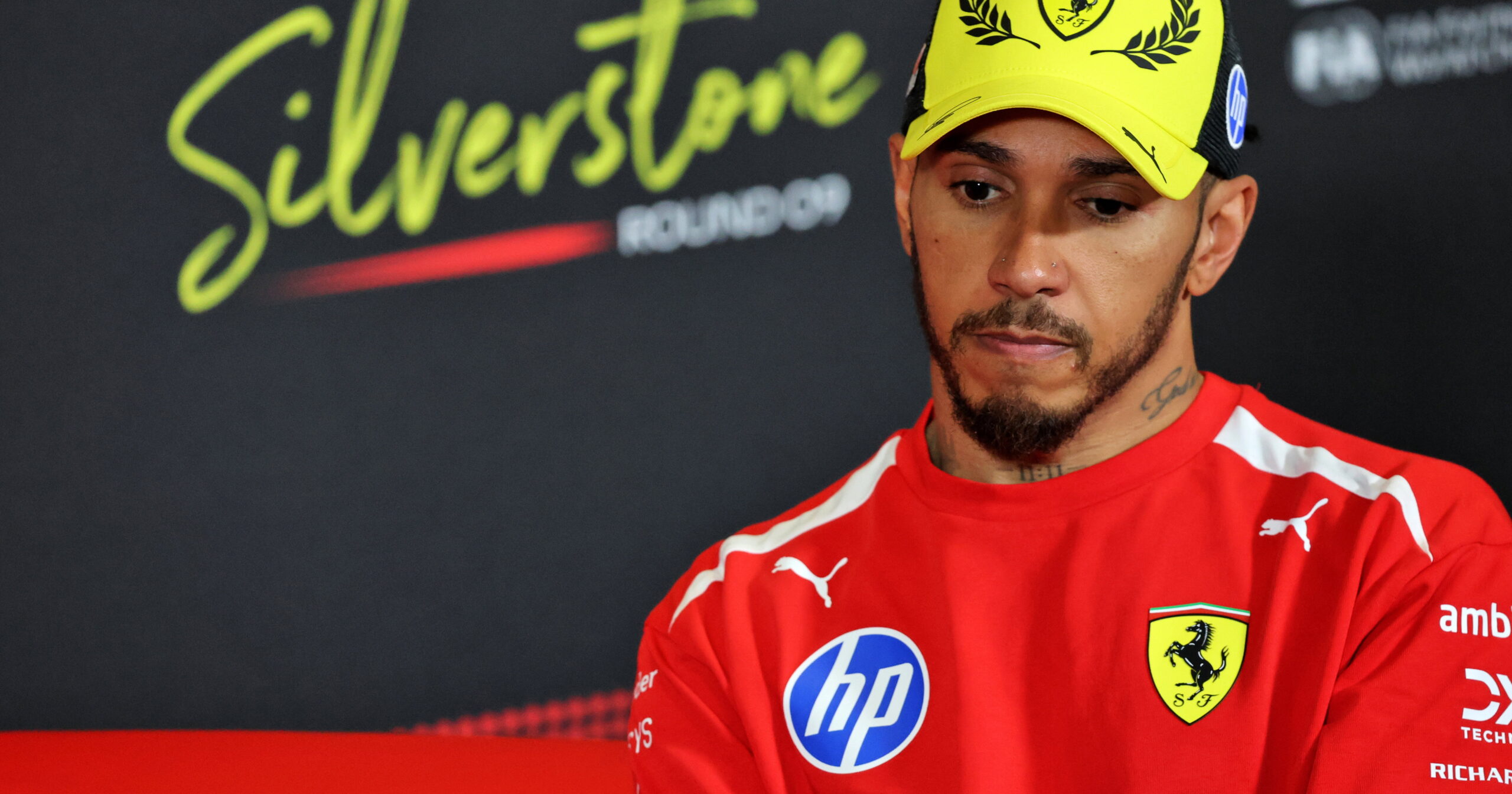 Hamilton assume culpa enquanto Verstappen critica Red Bull após GP da Grã-bretanha