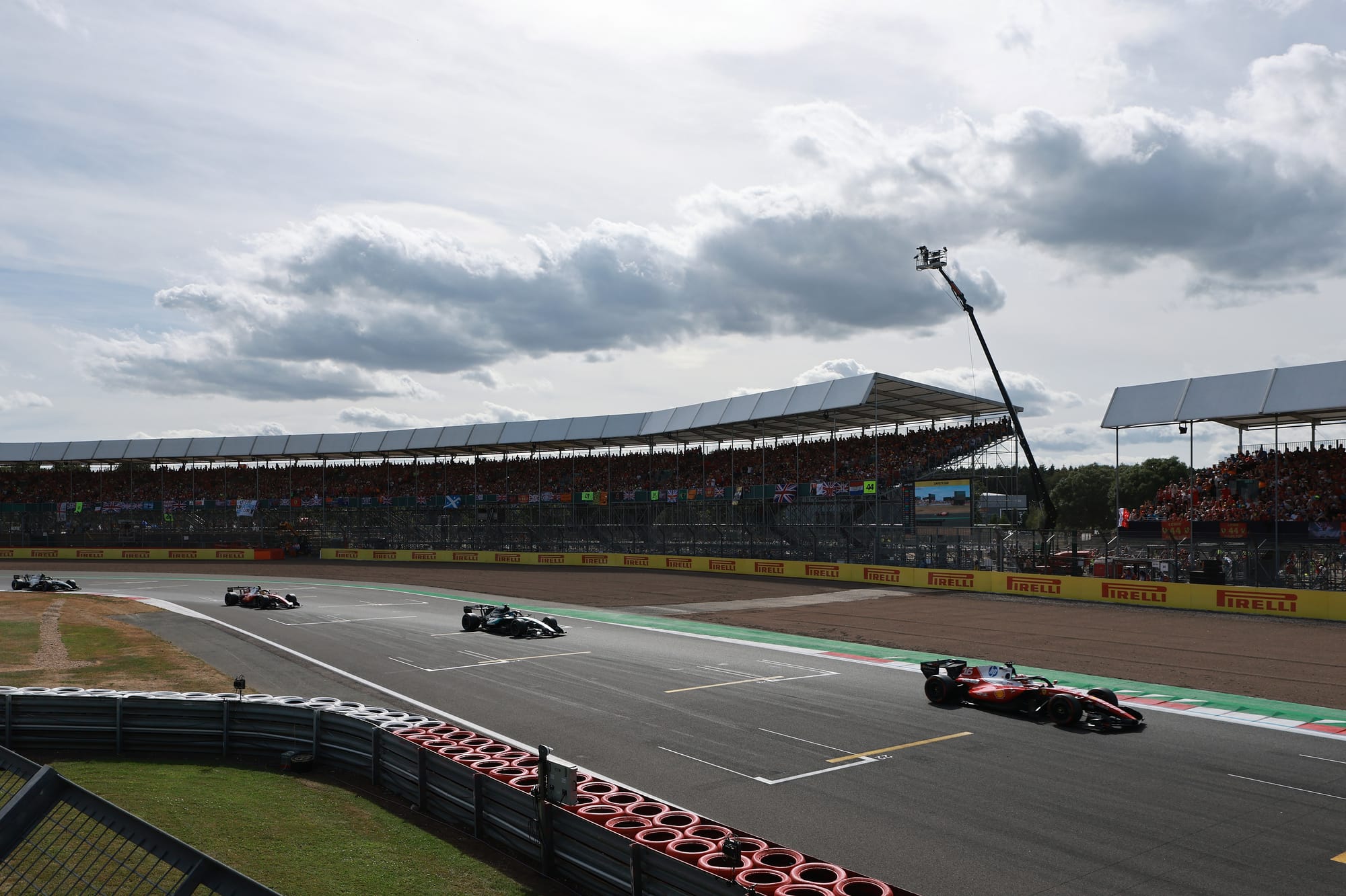 Leclerc brilha em Silverstone e desafia domínio da Mercedes