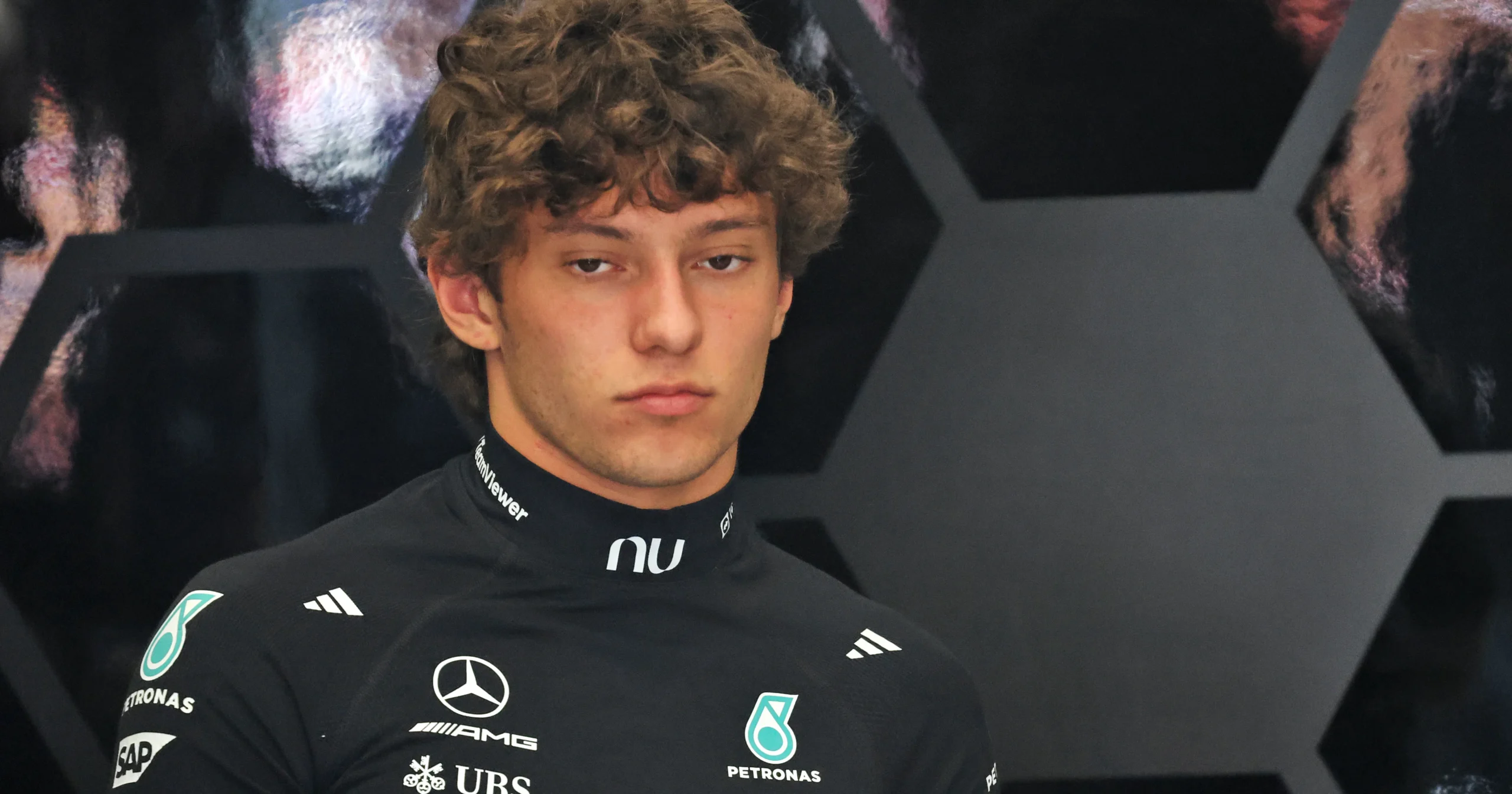 Kimi Antonelli à beira da punição no grid e o dilema da Mercedes em Spa