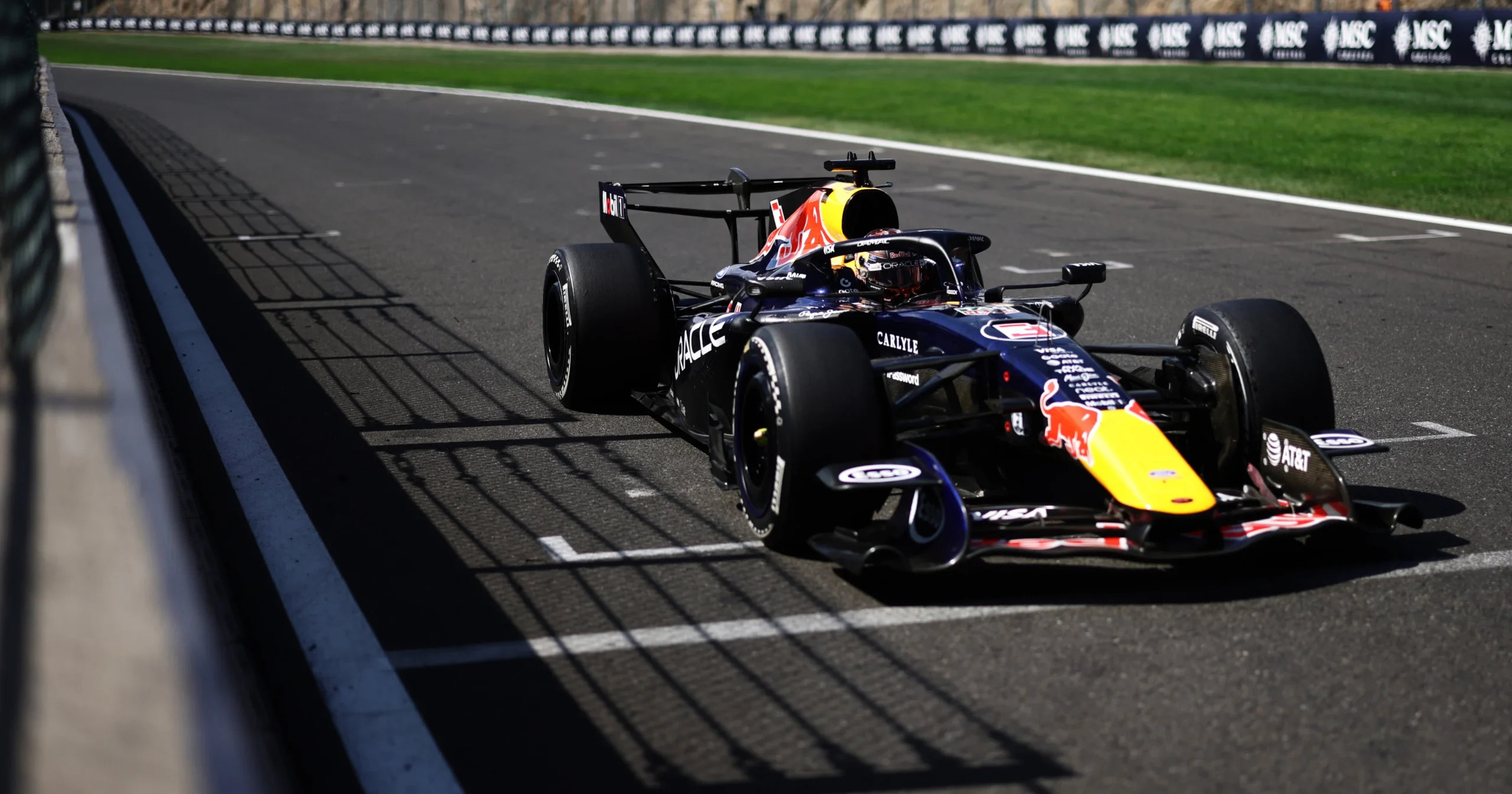 Verstappen Cobra Unidade na Red Bull Enquanto Aston Martin Prepara Ataque de Upgrades