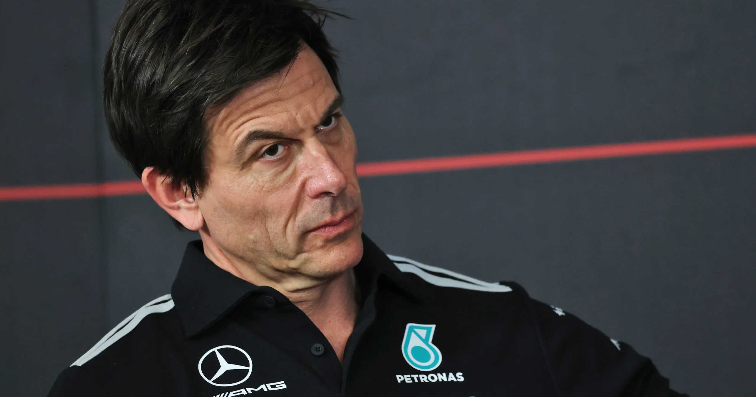 A cautela de Toto Wolff: Antonelli lidera, mas Mercedes teme reviravoltas na F1 2026