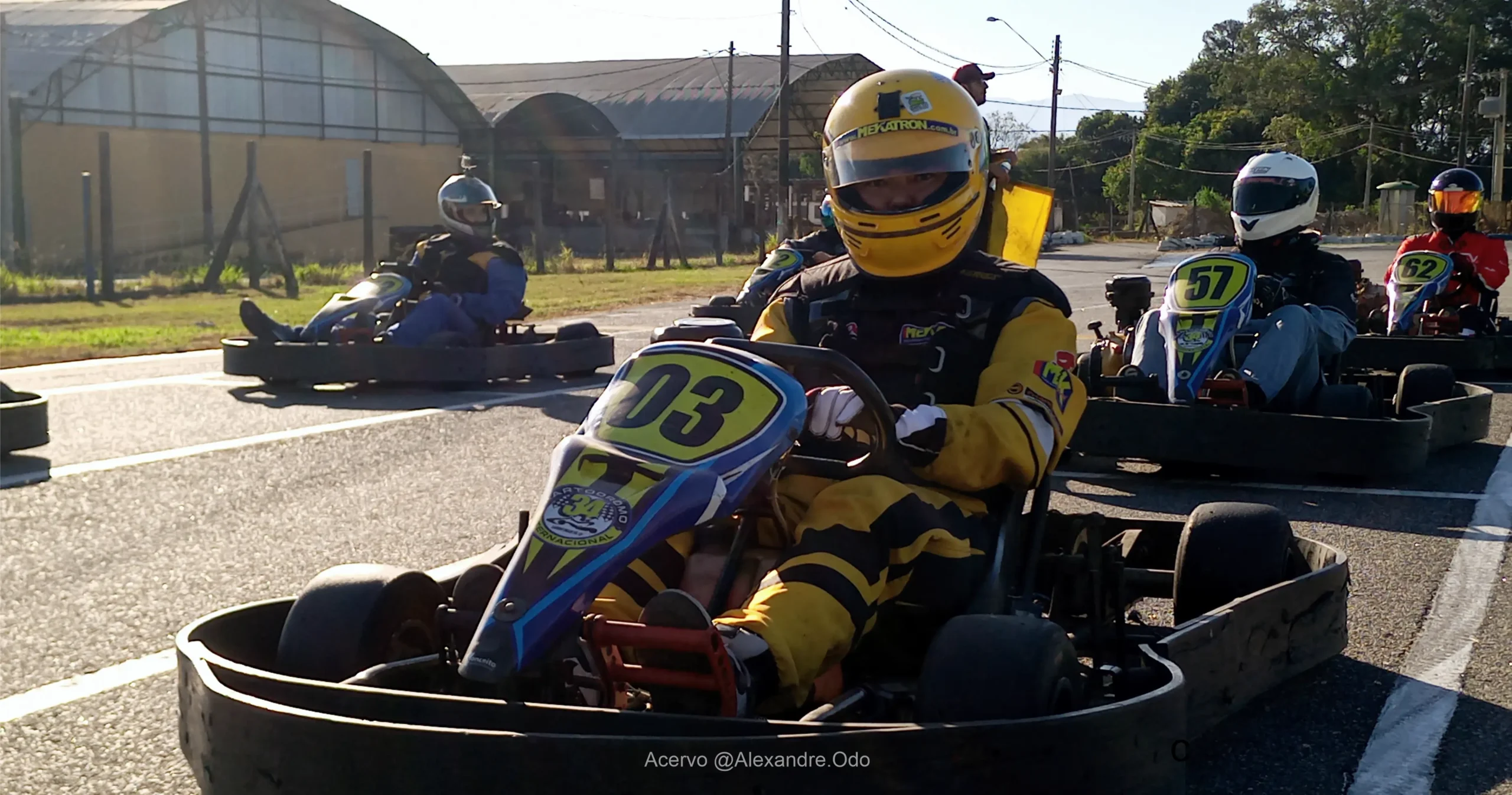 Piloto demonstrando a posição de pilotagem no kart correta, com pernas e braços levemente flexionados para maior conforto e performance.