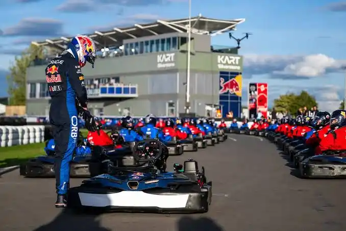 Max Verstappen no Kart 100 vs 1